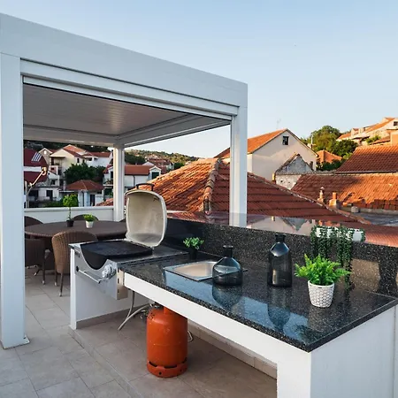 Mit Dachterrassenblick In Der Bucht Von Zaton (Sibenik-Knin)