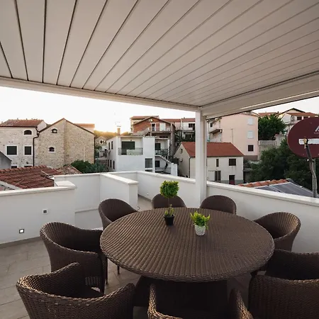 Mit Dachterrassenblick In Der Bucht Von Zaton (Sibenik-Knin)